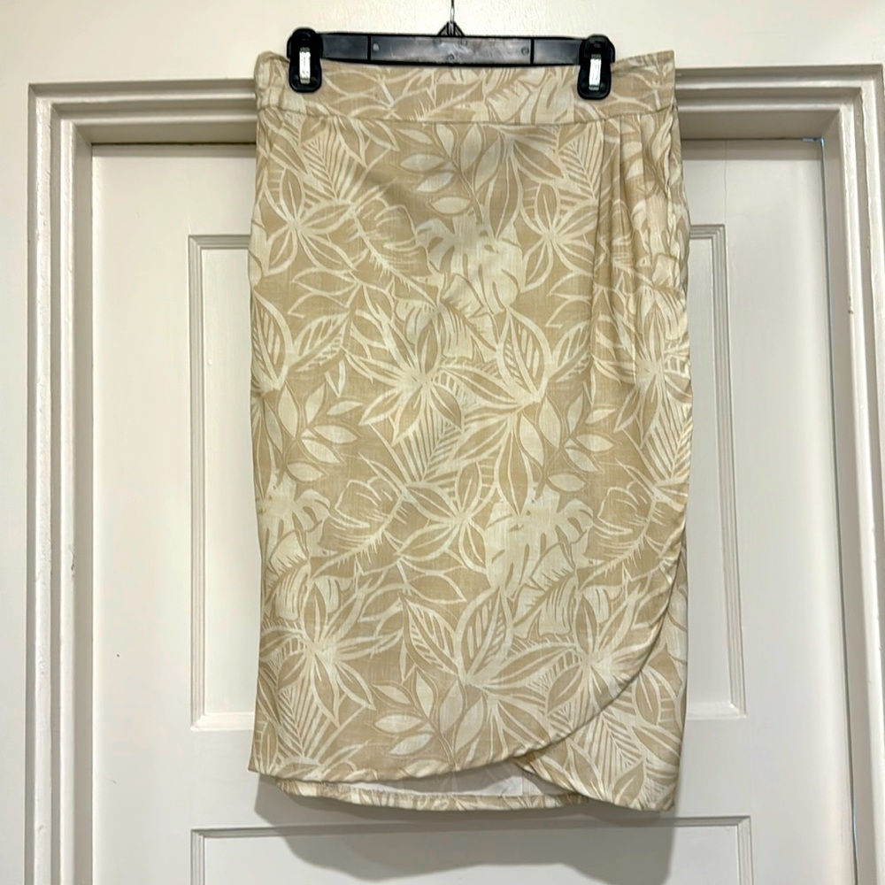 RipSkirt size small, Velcro waist tan Hawaiian flower print